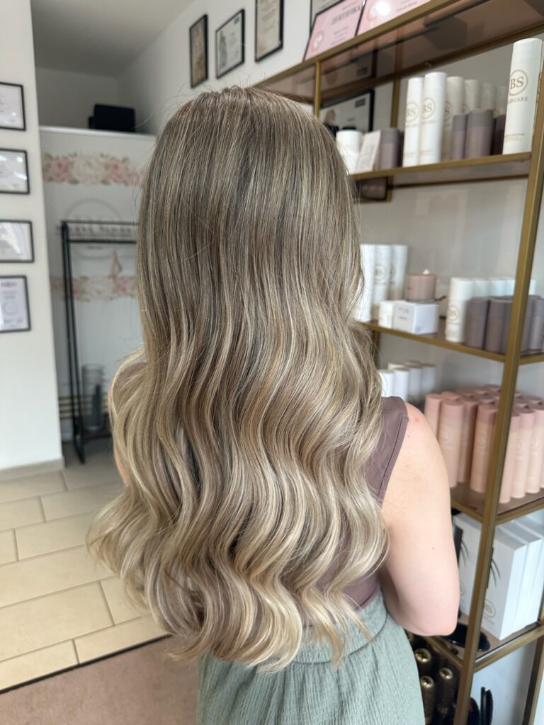 Kühles Blond mit langen Wellen – Farbergebnis von Bianka Simon Friseure in Potsdam