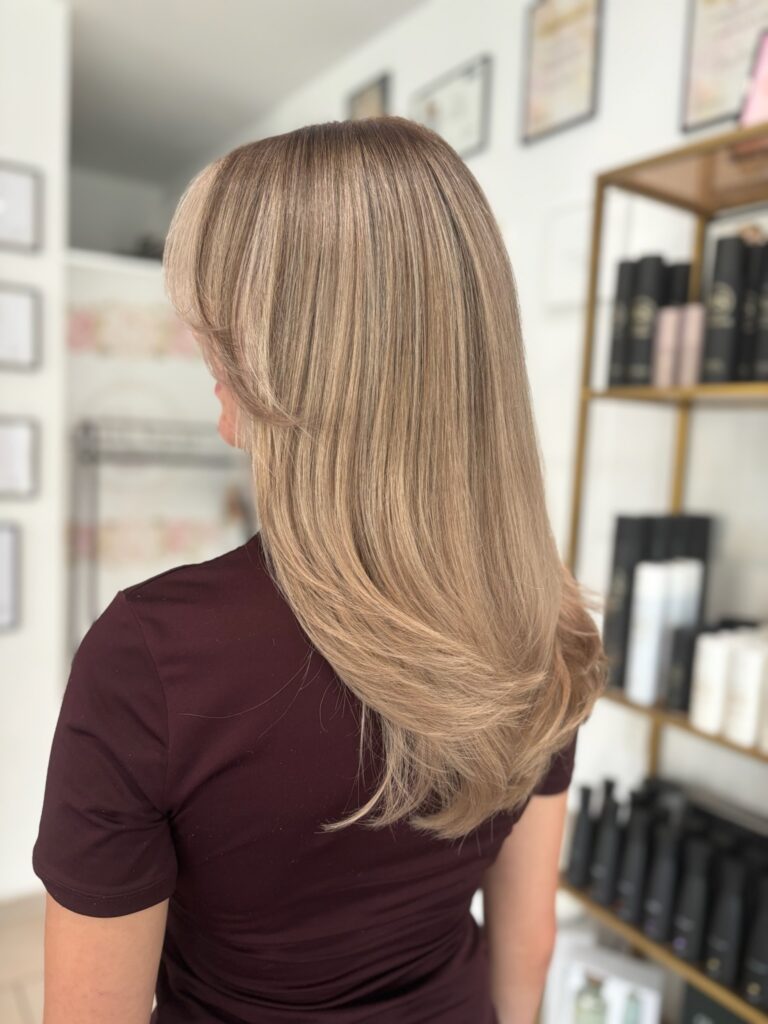 Natürliches Blond mit sanftem Farbverlauf – Friseurergebnis aus Potsdam