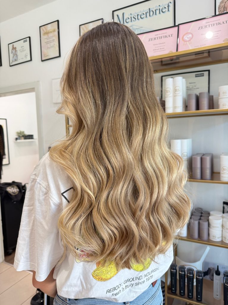 Balayage Blond in Wellen frisiert