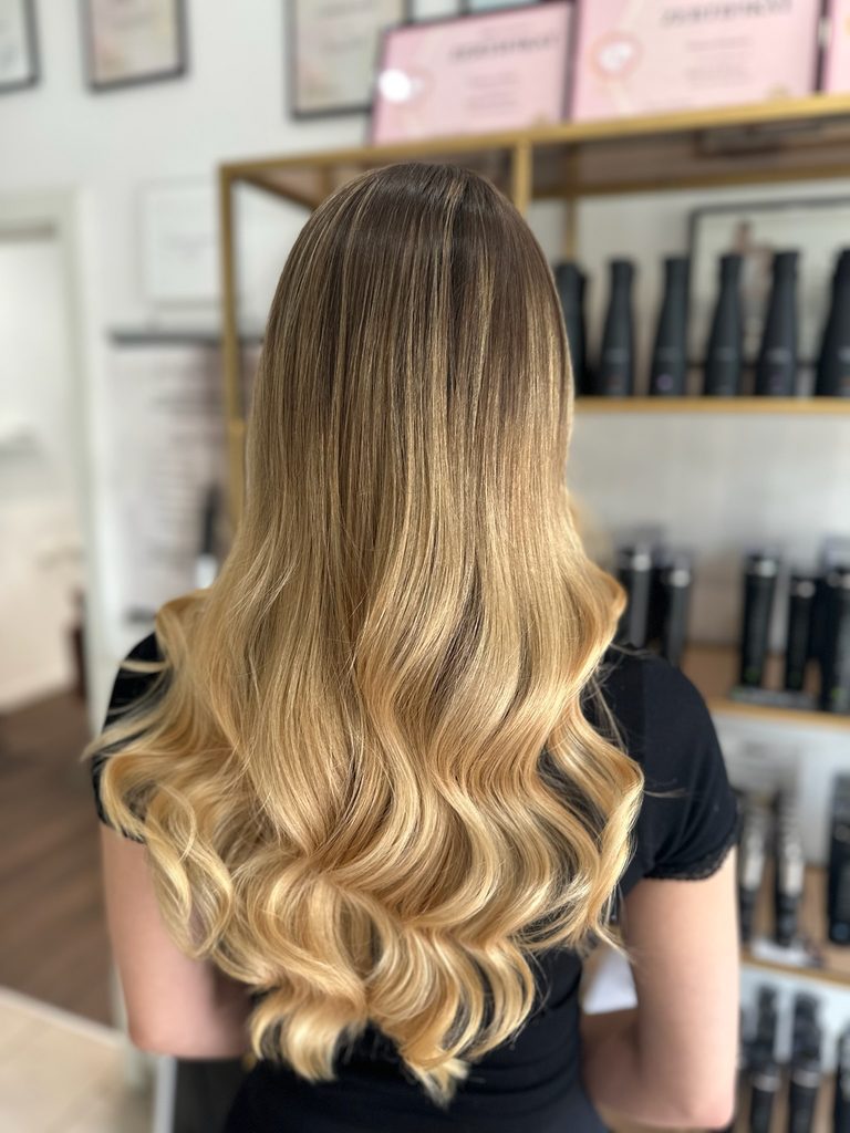 Lange blonde Haarverlängerung mit Extensions bei Bianka Simon Friseure in Potsdam