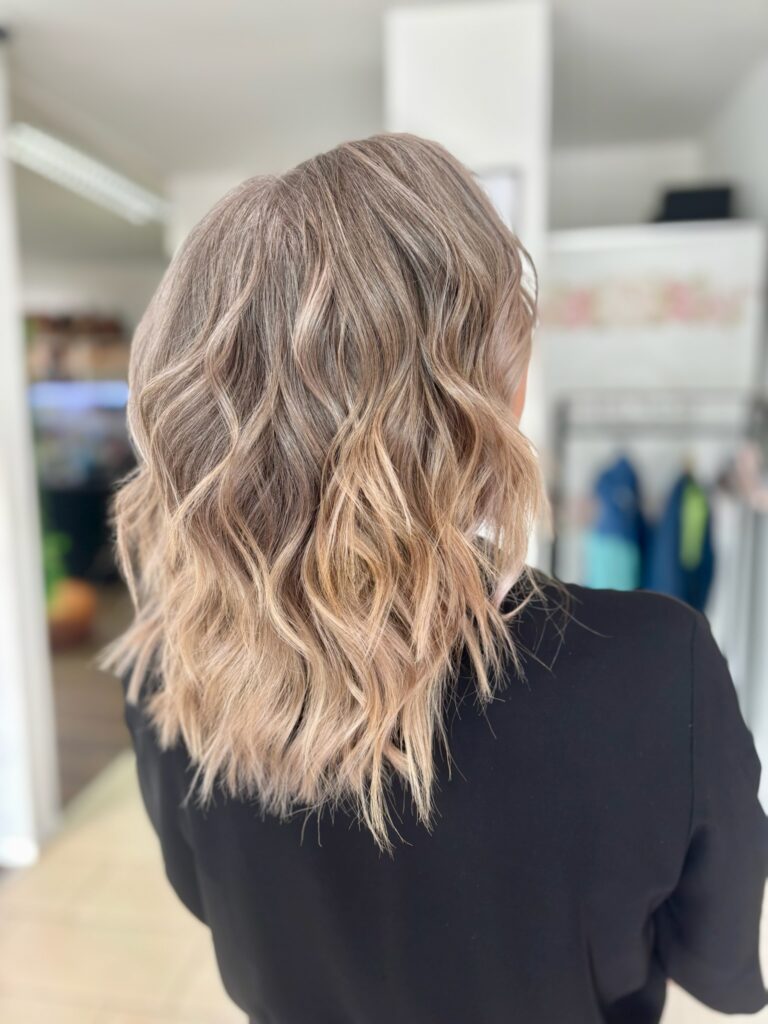 Blonde Balayage mit weichen Wellen – Haarfarbe von Bianka Simon Friseure in Potsdam